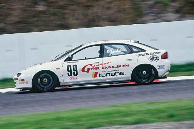 1994年の仙台ハイランドラウンドでは、モーラがメンテナンスする車両を金石勝智がドライブ。シーズン途中より改良版が投入され、着座位置が大きく後退するなどした。