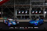 2021年シーズンのWECを戦うアルピーヌA480のカラーリングが施されたオレカ05（左）とアルピーヌA110（右）