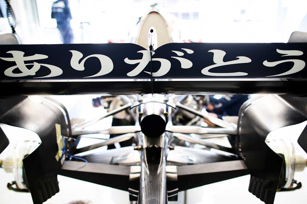 トルコGPでのアルファタウリ・ホンダのリヤウイングに施される「ありがとう」のメッセージ