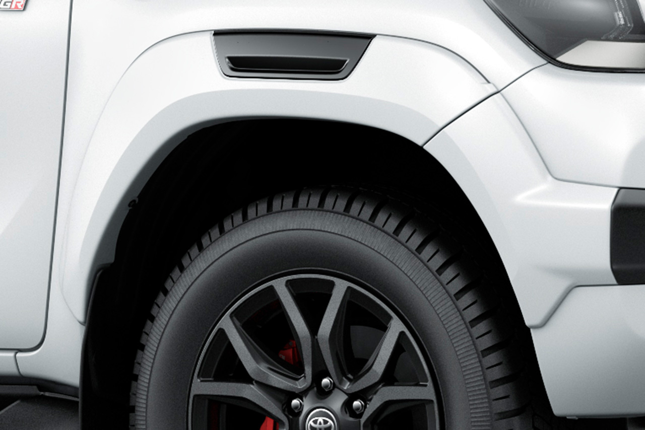 トヨタ・ハイラックス『Z“GR SPORT”』専用オーバーフェンダー