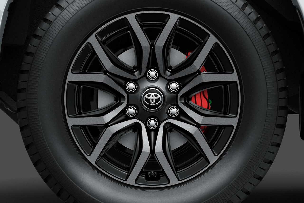 トヨタ・ハイラックス『Z“GR SPORT”』専用R18タイヤ＋アルミホイール（ブラック塗装＋切削光輝）／レッド塗装ブレーキキャリパー（GRロゴ付）