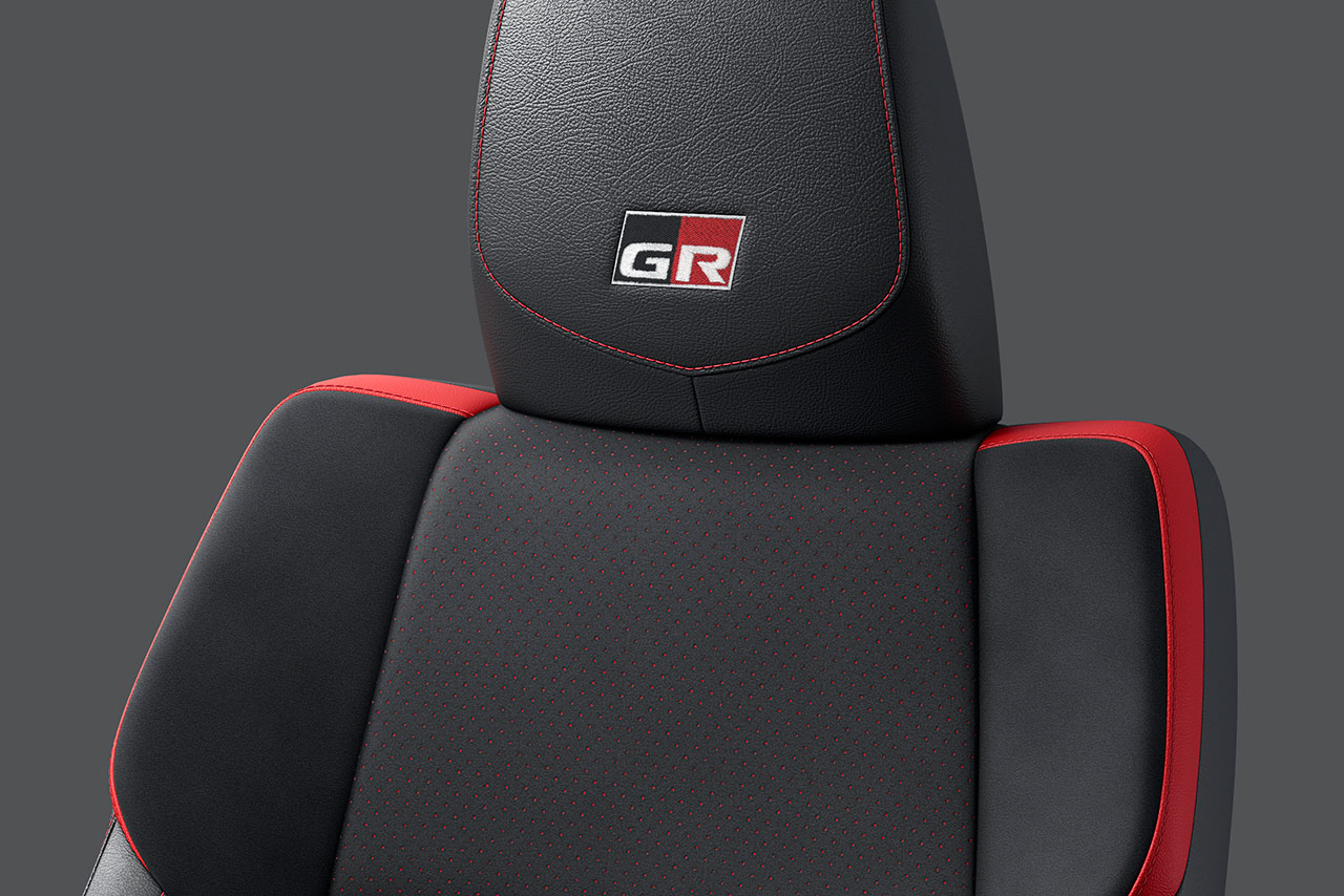トヨタ・ハイラックス『Z“GR SPORT”』合成皮革＋スエード調シート（GR刺繍ロゴ付）