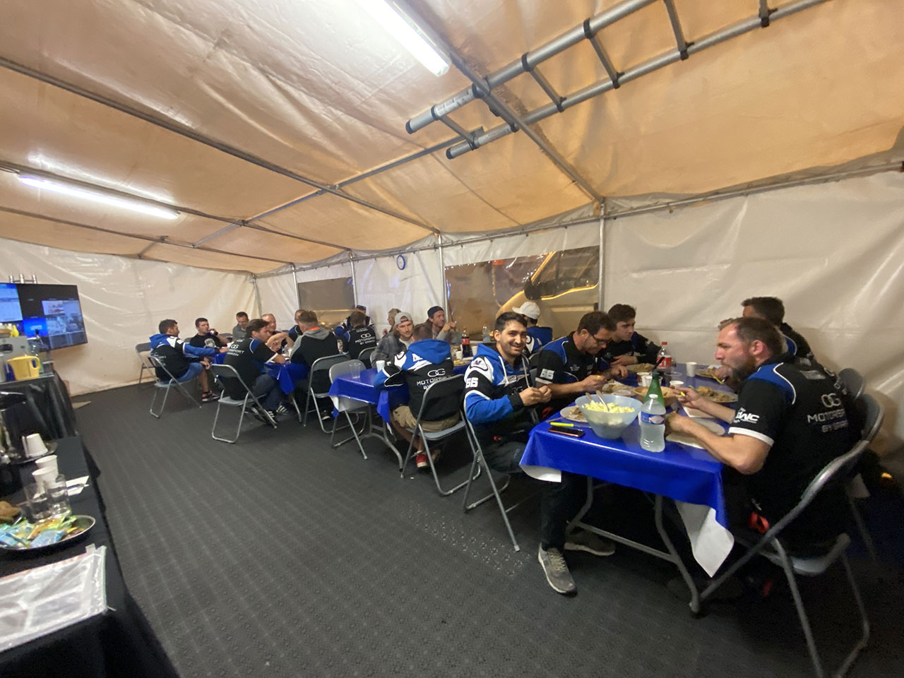 チーム全員でディナー／2021EWC第3戦ボルドール24時間 渥美心