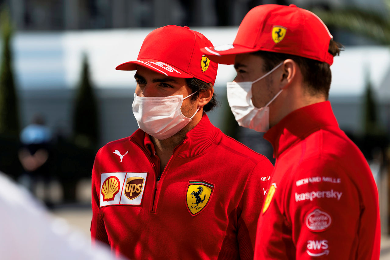 2021年F1第16戦トルコGP　カルロス・サインツJr.とシャルル・ルクレール（フェラーリ）