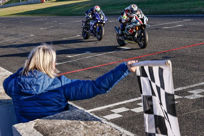 0.070秒差となったBMWモトラッドとYARTヤマハのフィニッシュシーン／2021EWC第4戦モスト6時間