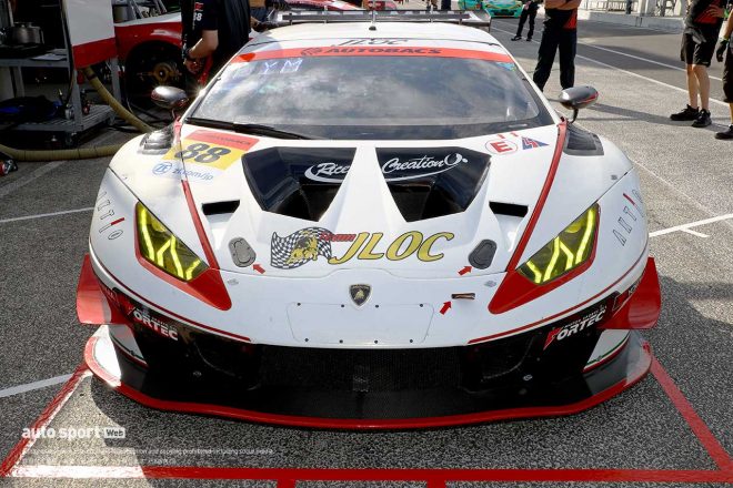 3Dシェイプのリップスポイラーと多角形シェイプのアウトレットが特徴的なフロント