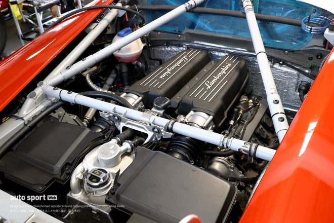 ミッドシップに搭載される5.2L90度V型10気筒自然吸気エンジン