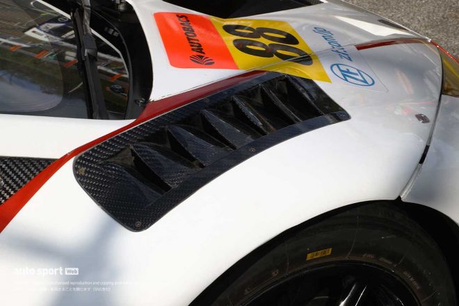 フロントタイヤハウス上部のルーバー