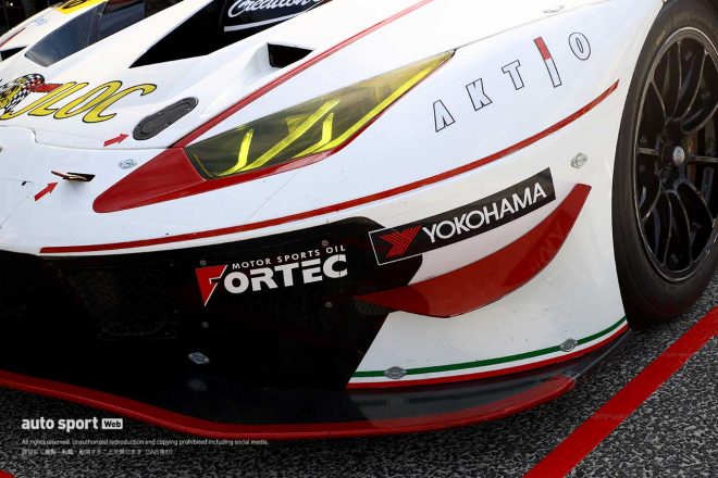 フロントバンパーコーナーに装着された大型カナード