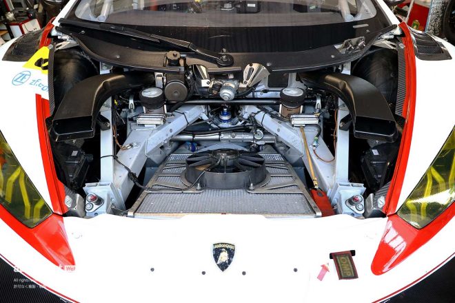 フロントボンネット内。左右の空気取入口からコックピットへ風が送られる