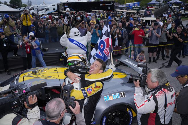 優勝した4号車シボレー・コルベットC8.Rのニック・タンディ（左）とトミー・ミルナー（右）