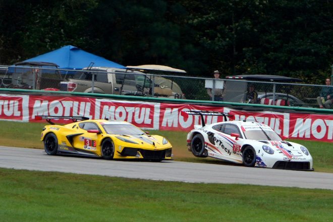 79号車ポルシェはコース外に押し出される形となり失速。3号車コルベットにも抜かれ3番手に後退した。