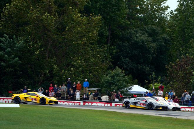 3号車コルベットを交わしてトップに立った79号車ポルシェと4号車コルベットが接触