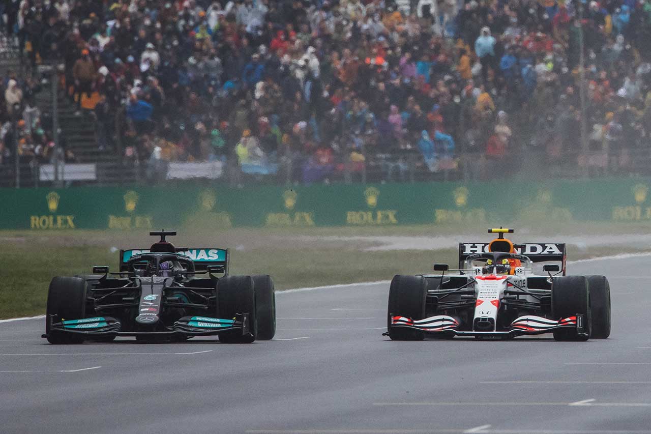 2021年F1第16戦トルコGP　ルイス・ハミルトン（メルセデス）とセルジオ・ペレス（レッドブル・ホンダ）のバトル