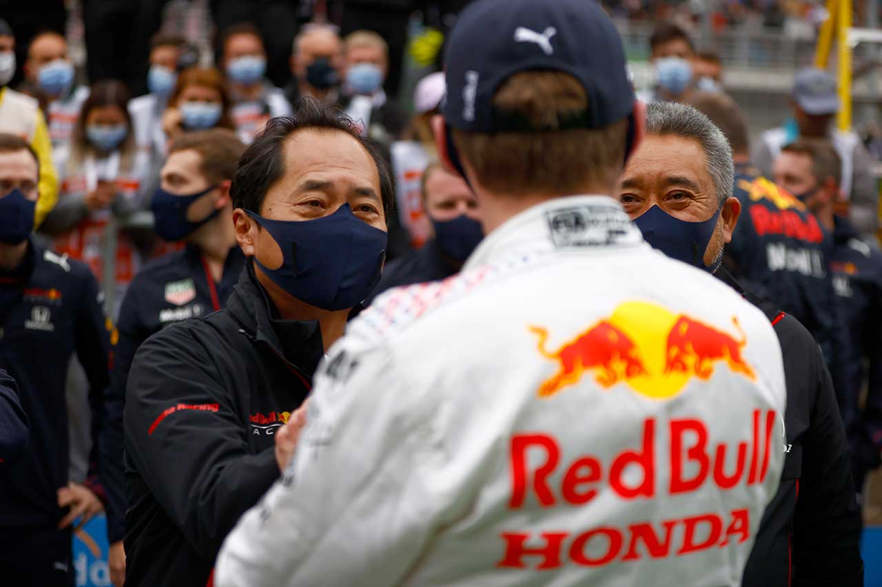 2021年F1第16戦トルコGP　レース直後のマックス・フェルスタッペン、田辺豊治テクニカルディレクター、山本雅史マネージングディレクター（レッドブル・ホンダ）