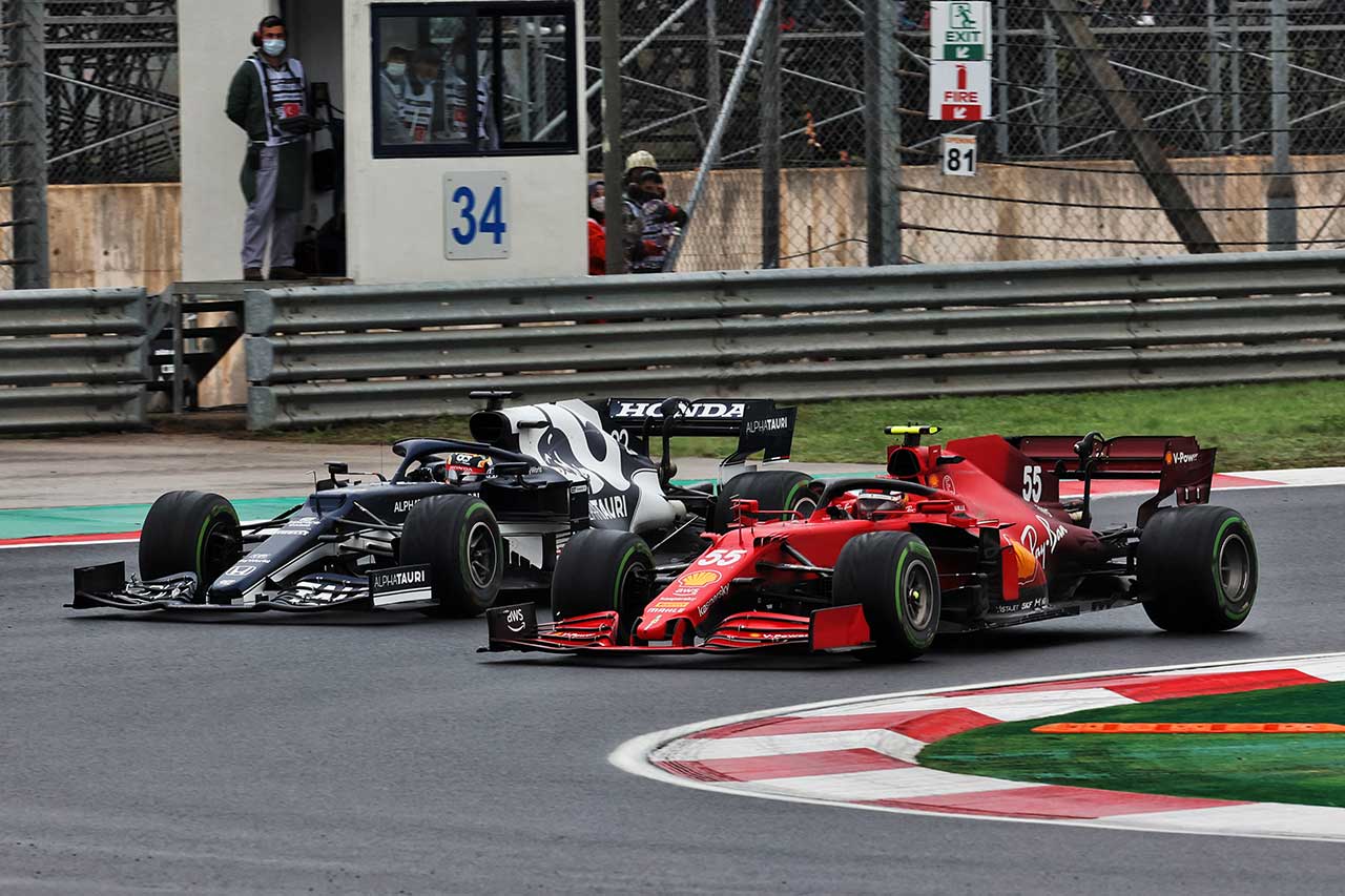 2021年F1第16戦トルコGP　角田裕毅（アルファタウリ・ホンダ）をオーバーテイクするカルロス・サインツJr.（フェラーリ）