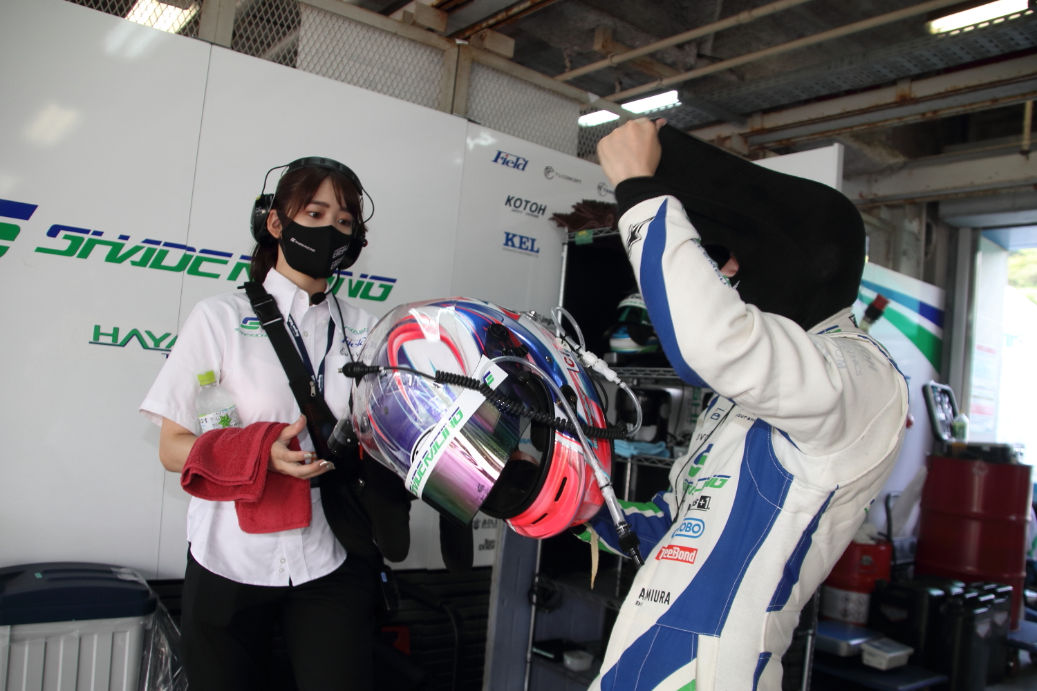 ドライバーのサポートを担当する鈴木志歩さん