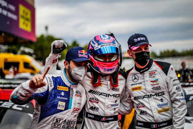 最終戦バルセロナを制したアッカASPのドライバーたち。左からフェリペ・フラガ、ジュール・グーノン、ラファエル・マルチェッロ