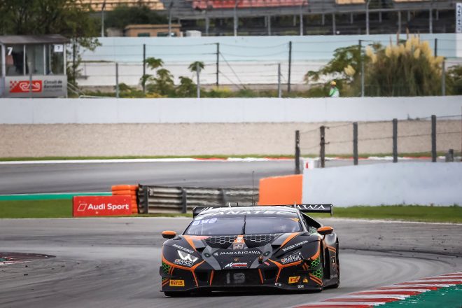 濱口弘がドライブした19号車ランボルギーニは序盤に他車との接触がありフロントを損傷