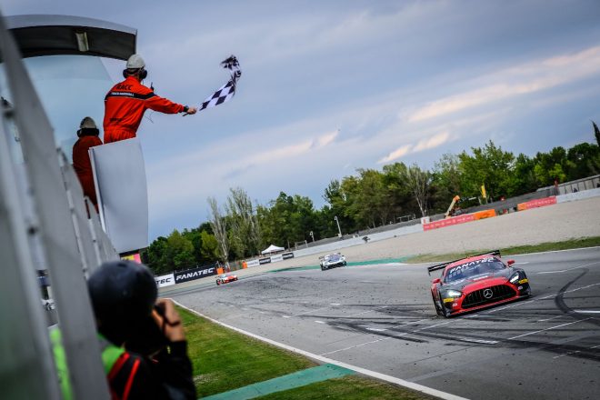 トップチェッカーを受けるアッカASPの88号車メルセデスAMG GT3