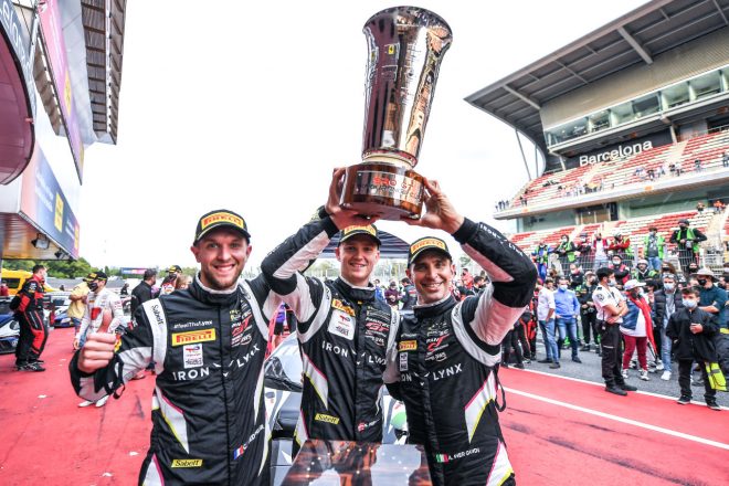 2021ファナテック・GTワールドチャレンジ・ヨーロッパ・エンデュランスカップのドライバーズタイトルを獲得した（左から）コム・レドガー、ニクラス・ニールセン、アレッサンドロ・ピエール・グイディ