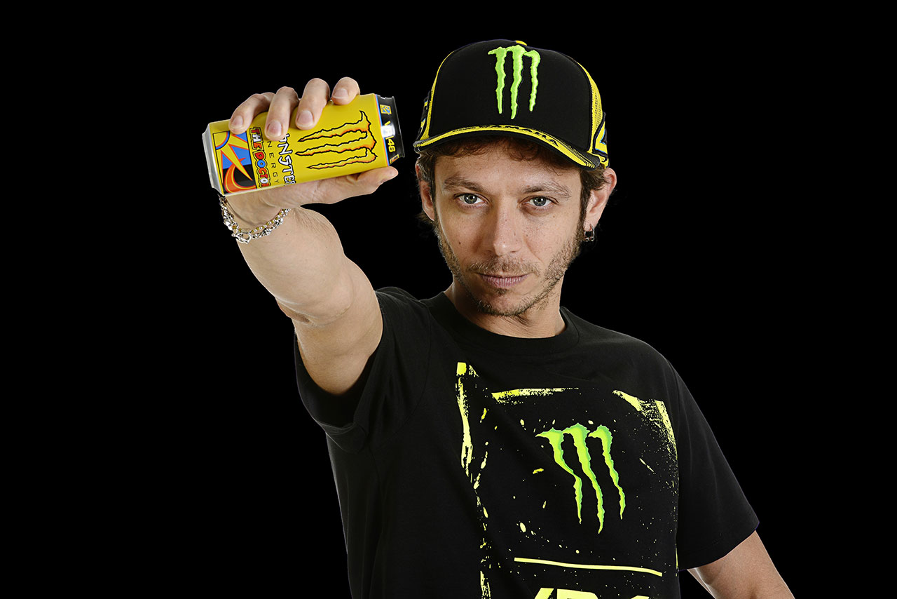 モンスター ロッシ（ロッシ缶）を持つバレンティーノ・ロッシ