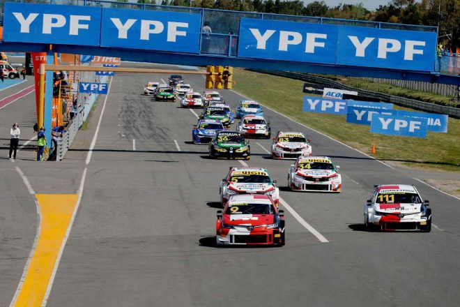 土曜クオリファイレースでフロントロウの好機を活かしたかったバリチェロだが、後続に飲み込まれる展開に