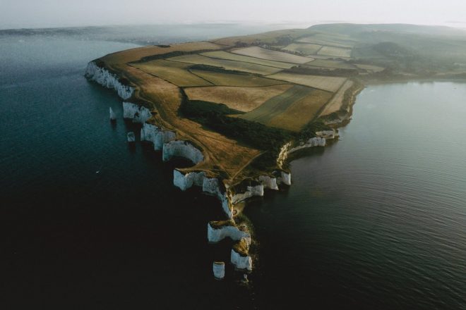 ジュラシック・コーストは、中生代の地層が150km近くも続く風光明媚な海岸線として高い知名度を誇っている