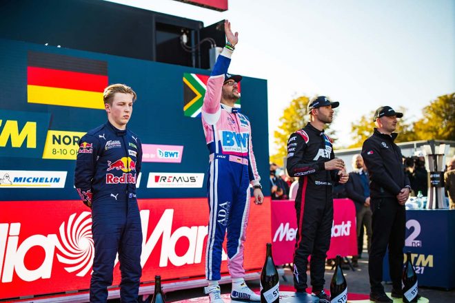 シリーズ表彰の様子。中央がタイトルを獲得したマキシミリアン・ゲーツ