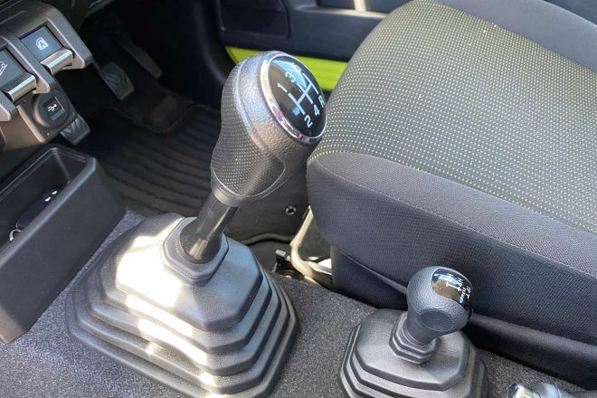 トランスミッションは5速MTと4速ATを用意。低速で走るクロカン走行時の扱いやすさやダイレクト感を重視したギヤ設定を持つため、高速走行時などはエンジン回転数がやや高めになる。