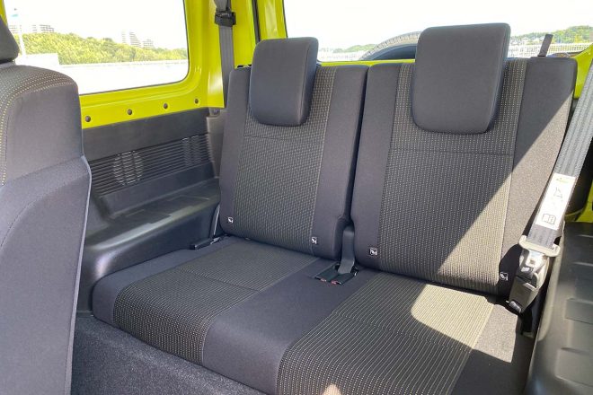 前席は平均的な軽自動車レベルの居住性だが、後席はかなり狭い。2名プラス荷物という使い方がベターだろう。