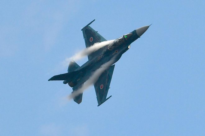 2020年のスーパーGT第7戦で迫力のフライトを披露した航空自衛隊松島基地のF-2B戦闘機