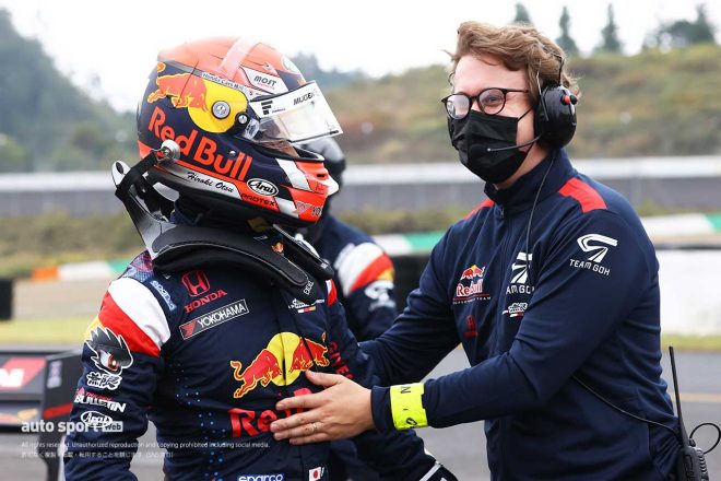 大津弘樹と15号車担当エンジニアのライアン・ディングル氏（Red Bull MUGEN Team Goh）