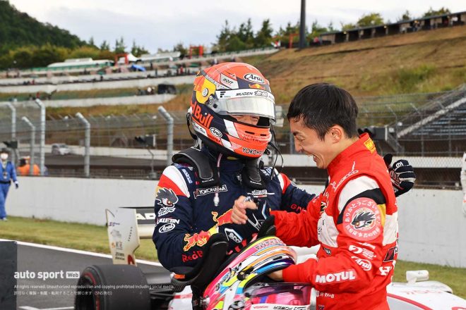2021スーパーフォーミュラ第6戦もてぎ　初優勝＆タイトル獲得を喜ぶ大津弘樹と野尻智紀（TEAM MUGEN）