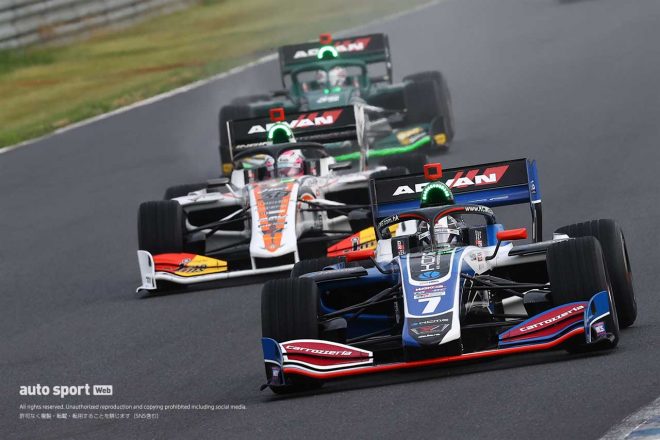 小林可夢偉（KCMG）とポジションを争う坪井翔（P.MU/CERUMO・INGING）