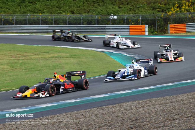 首位の大津弘樹（Red Bull MUGEN Team Goh）の背後を走る大湯都史樹（TCS NAKAJIMA RACING）はラップダウン。