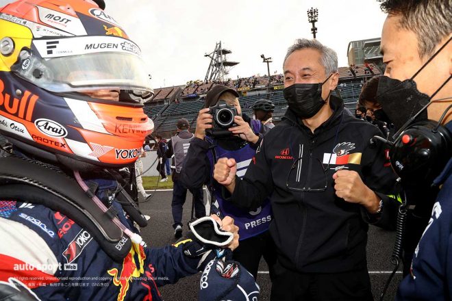 2021スーパーフォーミュラ第6戦もてぎ　大津弘樹を祝福する田中洋克監督と伊沢拓也（Red Bull MUGEN Team Goh）