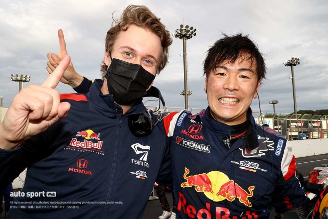 2021スーパーフォーミュラ第6戦もてぎ　初優勝を喜ぶライアン・ディングルエンジニアと大津弘樹（Red Bull MUGEN Team Goh）
