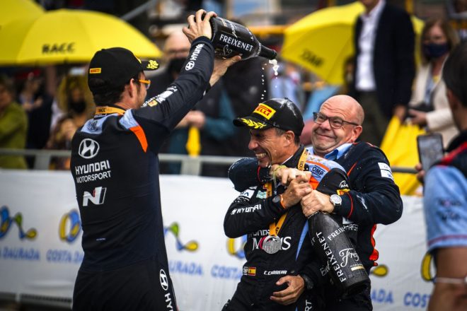 ラリー・スペイン勝者となったティエリー・ヌービルからシャンパンをお見舞いされるカンディード・カレラ（3位ダニ・ソルドのコドライバー）