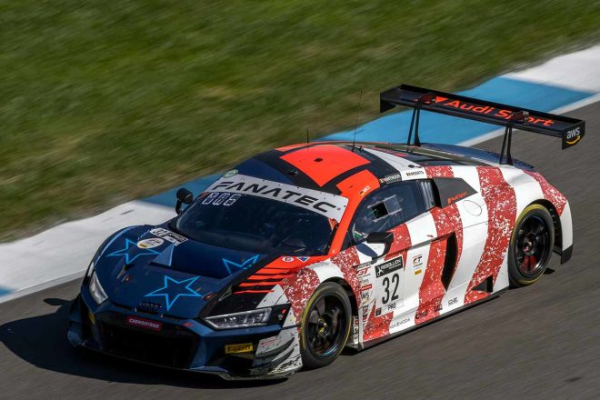 アウディ・ワークス勢は、星条旗を模した特別カラーで参戦した