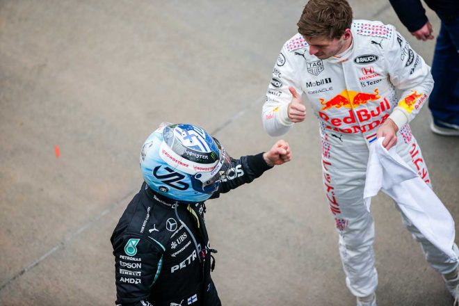 2021年F1第16戦トルコGP　優勝したバルテリ・ボッタスを祝福するマックス・フェルスタッペン