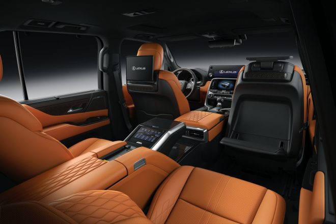 後席空間の拡充と寛ぎに重点を置いた4人乗り仕様の“EXECUTIVE”を新たに設定し、長距離や荒れた路面を移動する際もリラックスのできる空間が提供される