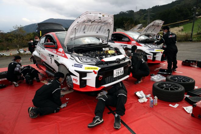 整備を受けるトヨタGRヤリスGR4ラリー