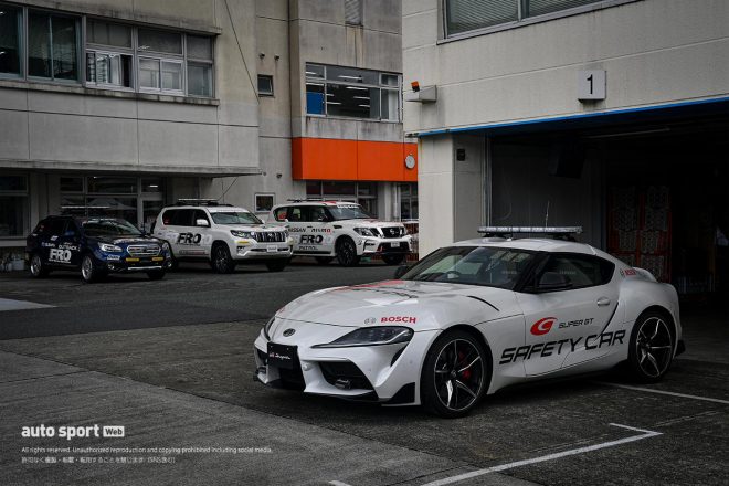 セーフティカーのGRスープラとFRO車両