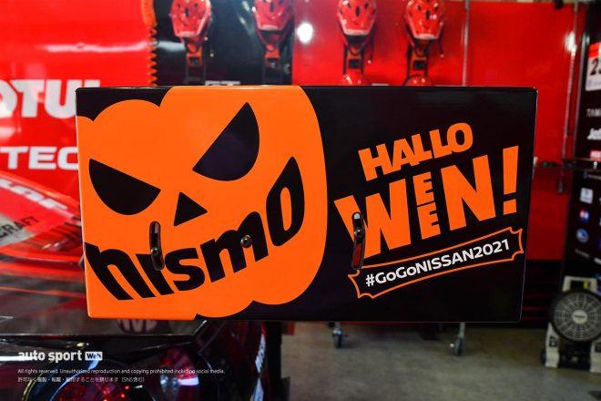 MOTUL AUTECH GT-Rのリヤウイング翼端板。『HALLOWEEN』の『WEEN』の部分を『WIN』と表示。カボチャの口が『nismo』に。
