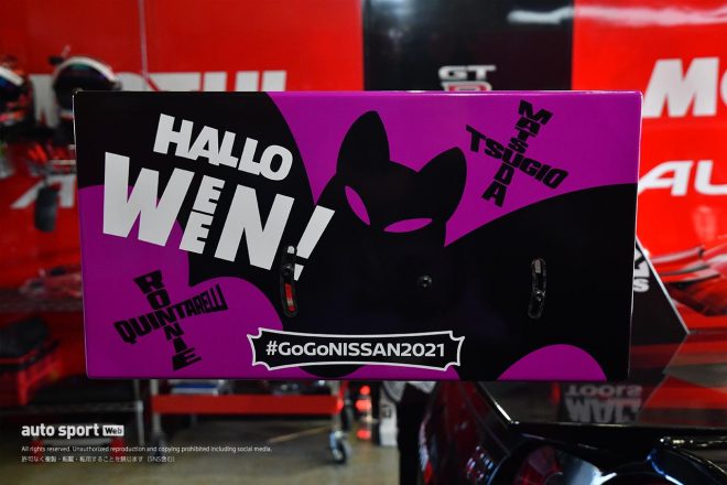 MOTUL AUTECH GT-Rのリヤウイング翼端板。『HALLOWEEN』の『WEEN』の部分を『WIN』と表示。松田次生とロニー・クインタレッリの名がクロス内に描かれる。