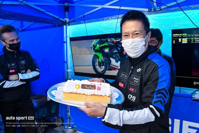 PACIFIC NAC CARGUY Ferrariのピットでは、この日10月22日が誕生日の木村武史をチーム全員でお祝いした。