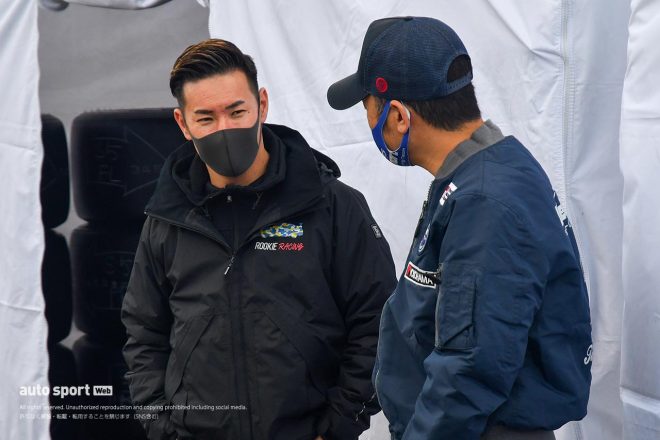 ENEOS X PRIME GR Supraのピットには、今回も「チームの応援」として小林可夢偉が訪れている。