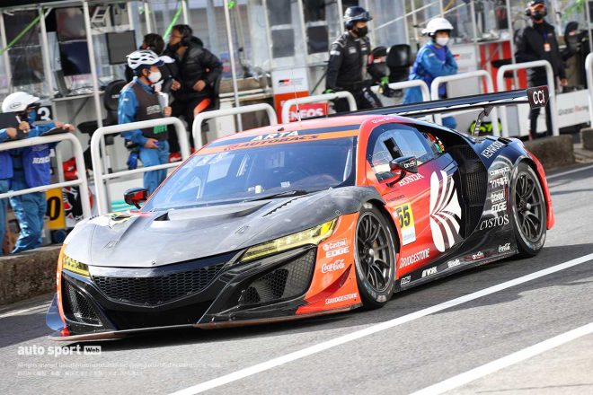 カーボン地のままのボンネットを装着し、コースインするARTA NSX GT3（高木真一／佐藤蓮）