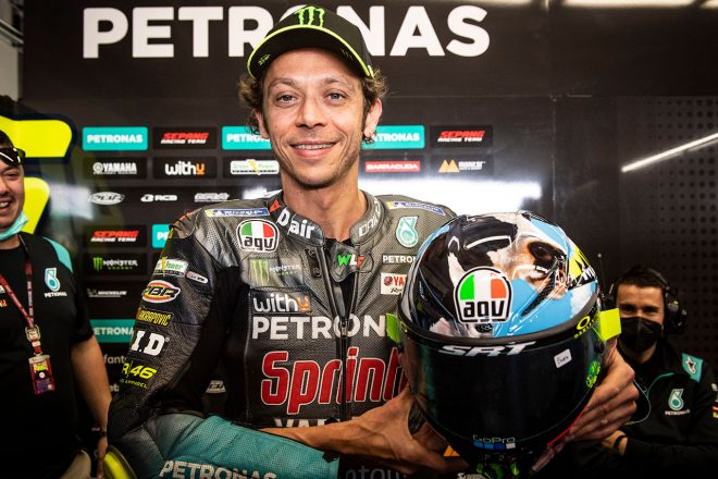 スペシャルヘルメットをお披露目したバレンティーノ・ロッシ（ペトロナス・ヤマハSRT）／2021MotoGP第6戦イタリアGP